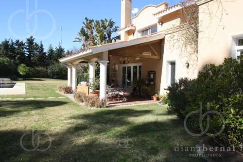Imagen 2 de 29 de Punta Del Este, Beverly Hills , Residencia De 4 Dormitorios Y Piscina Climatizada.- Ref: 54207