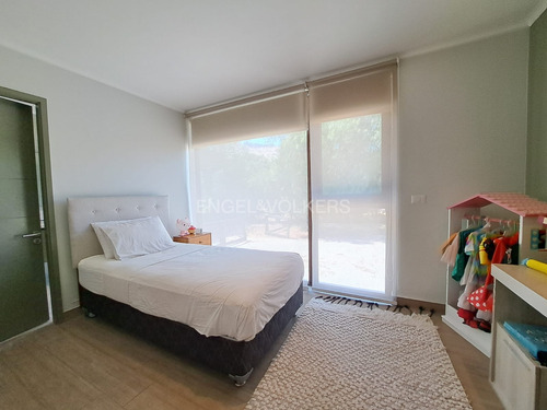 Casa Moderna De Un Piso Con Amplios Espacios En Arriendo