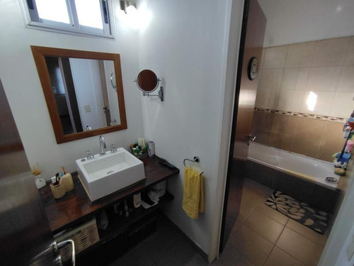 Casa De Cuatro Ambientes, En Venta - Haedo -