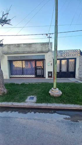 Casa En Venta En La Plata De 2 Dormitorios + Local Y Parque.