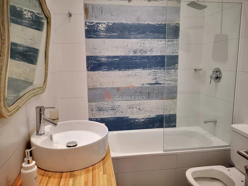Casa En Alquiler De Verano En Punta Del Este, Zona Playa Mansa Con Parrillero Y Piscina, 5 Dormitorios