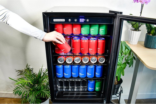 Frigobar De Acero Inoxidable Frigidaire De 126 Latas 4.4pies Plateado/negro