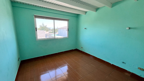Casa De 4 Pisos En Rojas Magallanes, Avda. La Florida