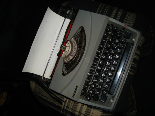 Maquina De Escribir Antigua  Typewriter Mod.mt-200sin Envios