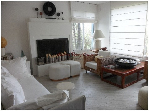 Venta Casa En El Chorro, 5 Dormitorios Hermosa Vista Al Mar - Ref: 16511