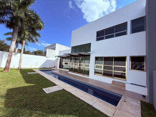 Exclusiva Residencia Moderna Con Alberca Y Amplios Espacios | Diseño Minimalista