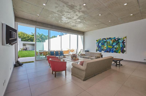 Alquiler! Moderna E Impecable Casa De 7 Suites! C/jardín, Pileta Y M Ucha Luz!