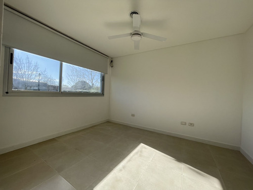 Luminosa Propiedad En Venta, Brickland, Canning.