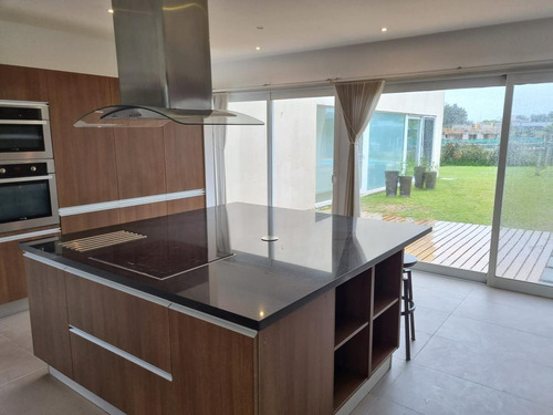 Imagen 12 de 30 de Altos De La Tahona , Casa De 300 M2 Y 1150 M2 De Terreno, 4 Dormitorios, Piscina, Minimalista !!