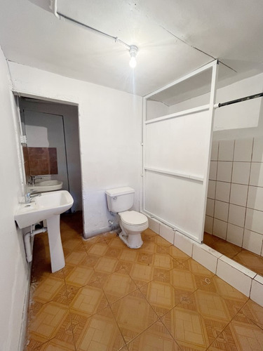 Bodega 150 Mt2. En Eyzaguirre / Tocornal Grez