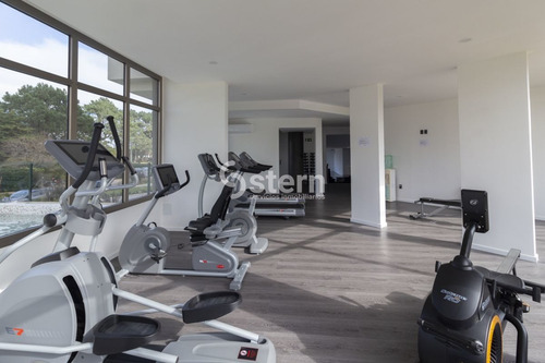Imagen 13 de 15 de Departamento En Venta De 2 Dormitorios Y 2 Baños Completos En Punta Del Este