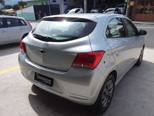 Imagem 2 de 12 de Chevrolet Onix Plus Joy Black
