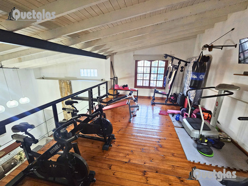 Venta Casa De 4 Ambientes, Con Garaje, Piscina Y Quincho Ap