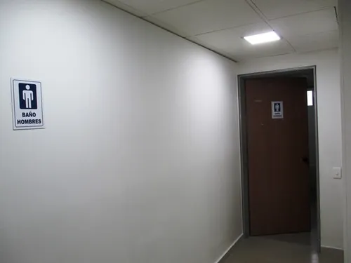 Arriendo Oficina 508 Chapinero Quinto Piso De 34mt Un Solo Espacio Iluminada Sol En La Tarde Luces Led Piso En Cerámica Un Baño Privado Y 6 Baterías De Baños Comunales Ascensor Escaleras De Emergencia