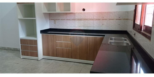 Vendo Casa En Pleno Centro De Encarnación: 6 Habitaciones Y 3 Baños.