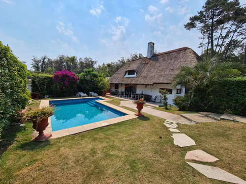 Chalet De 4 Dormitorios En Alquiler En Pinares, Punta Del Este - Parrillero - Piscina