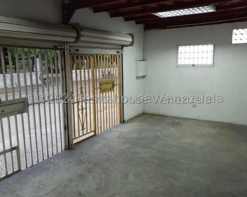 Raiza Suarez Vende Casa Con Alto  Potencial Comercial Ubicada En El Centro De Barquisimeto, Con Local Comercial De 50mts Aproximados , Zona De Alto Trafico Vehicular Y Peatonal,  2   4    1  8  9  0 1