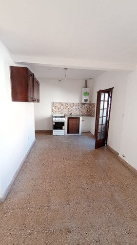 Alquilo Casa Céntrica A Mts De Plaza Colón,con Patio