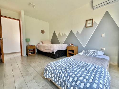 Moderna Y Luminosa Casa Con Casa Secundaria En Parcela