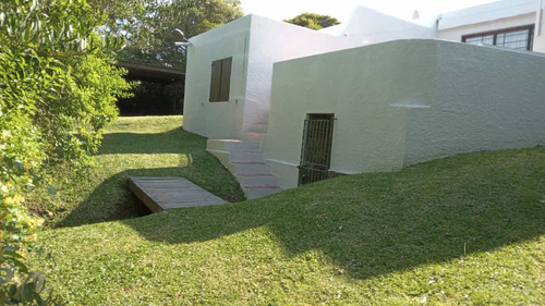 A Metros De La Playa Casa De Excelente Construcción En 1170 M2 De Terreno