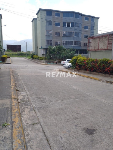 Imagen 10 de 15 de Venta De Amplio Apartamento En Urb. La Sabana, Guatire. Edo. Miranda