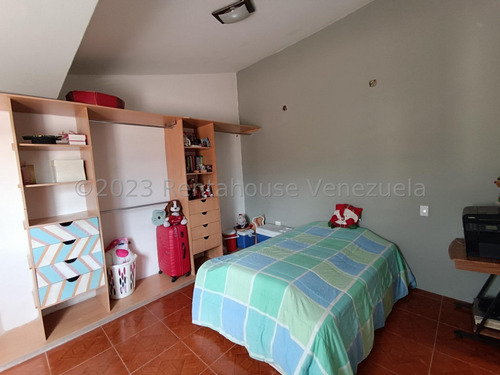 Amplio Townhouse En Venta Ubicado En La Morita Ii Urb Villa Don Víctor Db 24-8697