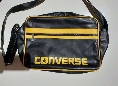 Bolso Rectangular Con Dos Cierres Y Tira