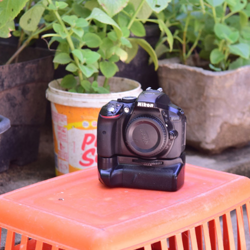 Câmera Fotográfica Nikon D5300 (corpo, Batéria, Grip)