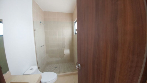 Juriquilla San Isidro, 3 Recamaras, Sala Tv, Pasillo De Servicio, Jardín Trasero