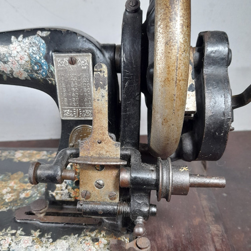 Imagem 8 de 10 de Máquina De Costura Manual Mão Anorom Muller Antiga Destravad