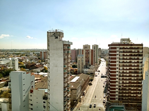 Departamento 4 Ambientes Con Balcon Y Vista A La Avenida. Mñor. Piaggio 191 Avellaneda.