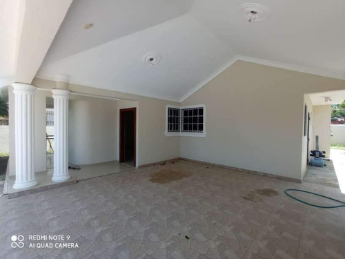 Vende Está Hermosa Vivienda De 1 Nivel Ubicada En Gurabo Con