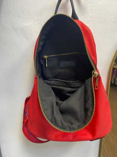 Mochila Dear Jackie Smith Cerca Del Cierre Una Pequeña Manch Rojo Liso (Usado)