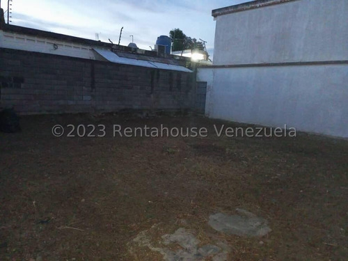 Local Comercial En Venta En Las Mercedes Cabudare Consta De 3 Locales En Uno Con Maravillosa Distribución, Área De Cocina, Oficina Y Un Baño Gabriela C.