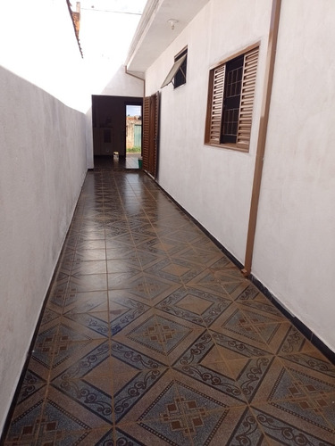 Casa Com 2 Quartos, 1 Banheiro, Garagem Coberta E Lavanderia
