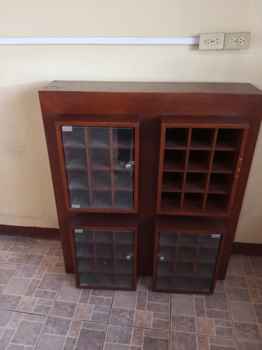 Vinera De Madera Con Puertas De Vidrio Como Nueva 