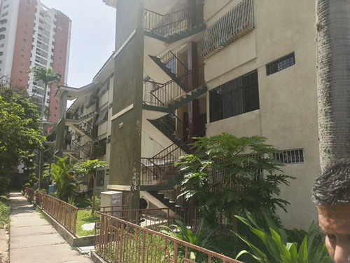 Económico Apartamento De 70 Mtrs2 Con 3 Habitaciones Y Estacionamiento En Venta En El Valle - Alberto Ravell 