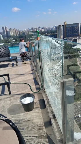Limpeza De Vidros, Condomínio E Lojas Etc.....