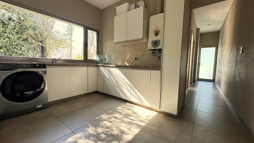 Venta/ Permuta Casa 4 Dormis Y Comodín En Funes Hills San Marino