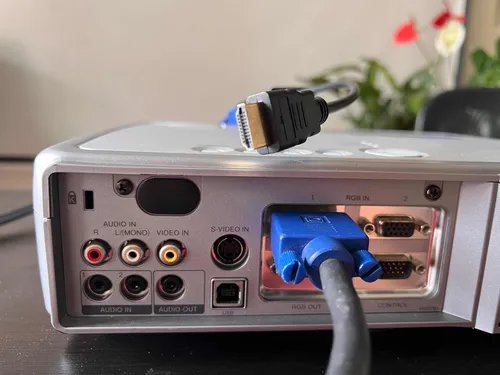 Proyector Hitachi 2000 Lumens Lamp. Nueva Convertidor Hdmi (Usado)