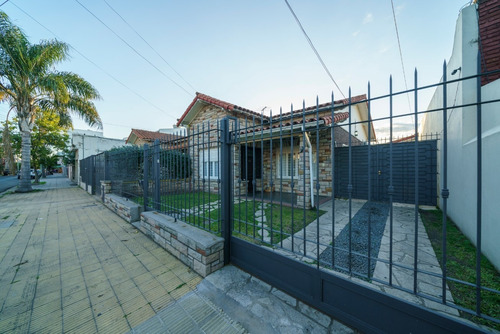 Casa Chalet En Alquiler Ubicado En Ramos Mejía, La Matanza, G.b.a. Zona Oeste