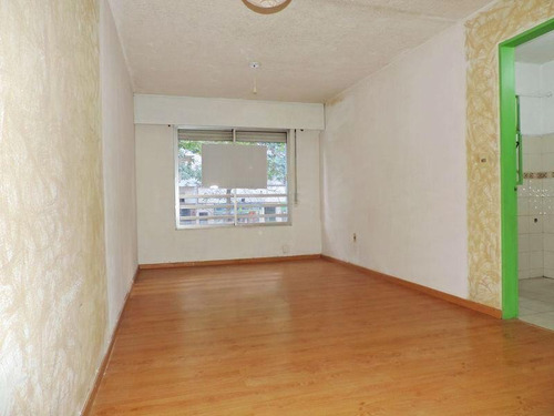 Apartamento Al Frente Sobre Av. Del Libertador !!
