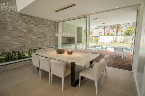 Casa En Venta. Barrio Privado Boulevard Park. Punta Del Este. Playa Mansa.