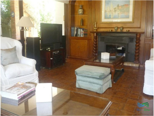 Casa En Venta. Excelente Zona.punta Del Este. Ambientes Amplios, Confortables.