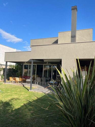Dueño Vende Casa En Barrio La Bastilla