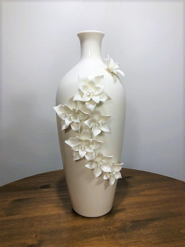 Vaso Em Porcelana Com Flores Alto Relevo - 39cm