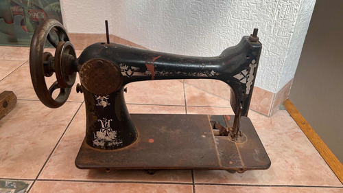 Maquina De Coser Antigua