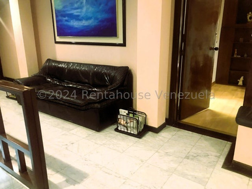 Casa Comercial Para Uso Médico Con Quirófano En Venta En Los Palos Grandes 25-20903 Cs