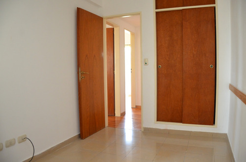 Luminoso Departamento 3 Ambientes Con Balcón, Cochera Fija Y Cubierta Y Baulera