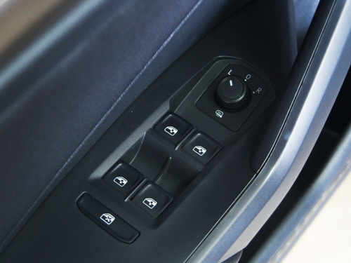 Imagen 14 de 15 de Volkswagen Jetta Highline 2019 Negro